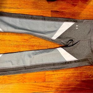 Under Armour
xs - 
capri
Gray and white heat compression leggings